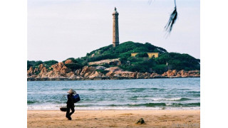 Hải đăng Kê Gà nằm giữ các bãi biển vô cùng hoang sơ, với nước trong vắt  